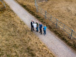 Klaus-Peter Unsel, Ralph-Erich Hildebrandt, Arno Jansen und Andrea Jansen mit der Plan-Skizze vor Ort.