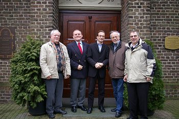 (v.l.n.r): vor der St.  Aloysius- Kapelle Elvekum  Horst Fischer, Benno Jakubassa, Reiner  Breuer, Ingo Stolz, Heinz London - Foto Hildebrandt